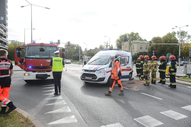 Wypadek karetki na skrzyżowaniu ulic Bukowińskiej i Wilanowskiej