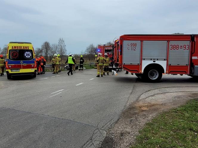 Totalna demolka pod Siedlcami. Osobówki staranowały bariery. Cztery osoby w szpitalu