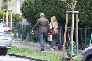 Donald Tusk z Myszą Minnie w rękach