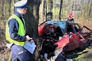 Tragiczny wypadek w Bytomiu. Kierowca roztrzaskał się na drzewie. Nie udało się go uratować