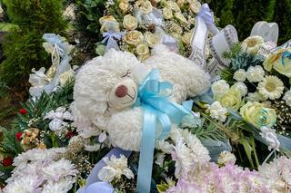 Tragiczny wpadek w woj. pomorskim. Nie żyje 2-letni Grześ. Wiersz na grobie dziecka: Panie Boże chyba coś nie tak, czemuś go zabrał?