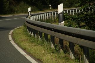 Tragedia na Pomorzu! Ciężarówka najechała na leżącego na drodze 21-latka