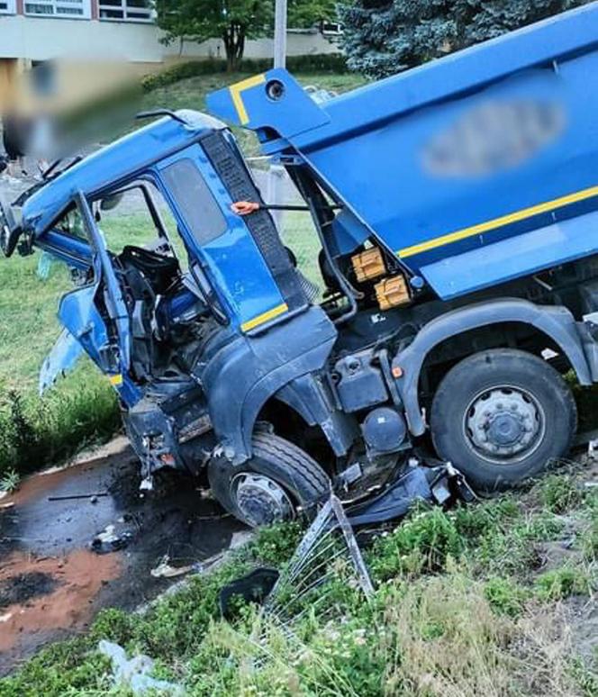 Pijany kierowca tira staranował autobus miejski. 12 osób rannych, a trzy walczą o życie