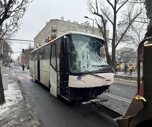 Czołowe zderzenie autokaru i autobusu miejskiego. Kabiny zmiażdżone, kierowcy w szpitalu