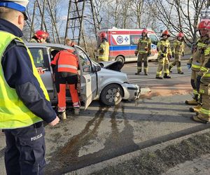 Kierująca straciła przytomność i doprowadziła do czołowego zderzenia. Trzy osoby poszkodowane