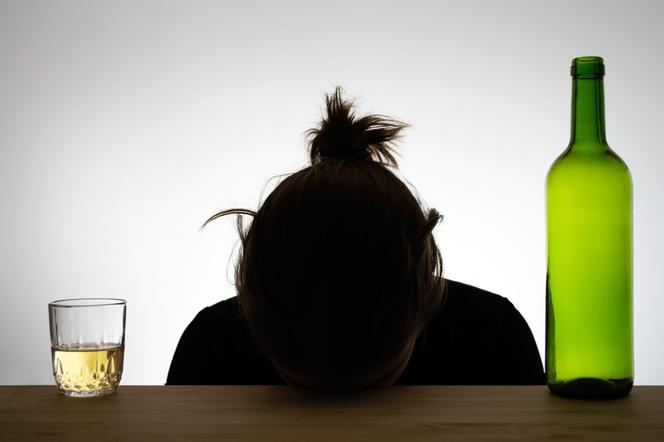 Psychoza alkoholowa (schizofrenia alkoholowa) - rodzaje i objawy