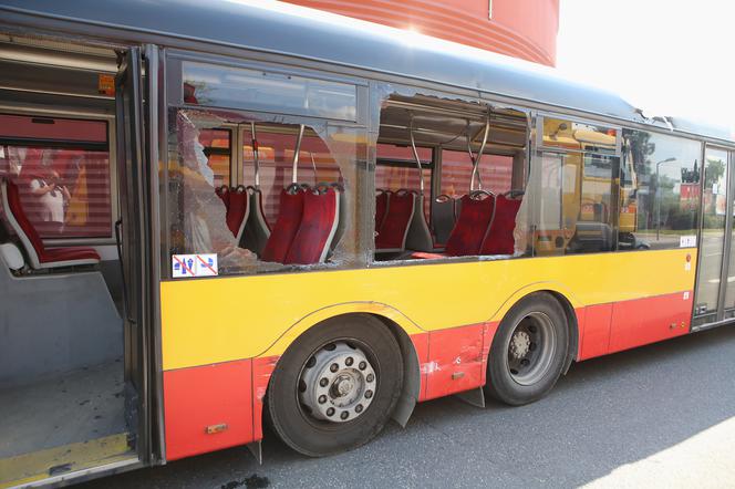 Ładunek z ciężarówki wypadł na autobus