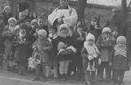 Ksiądz w otoczeniu dzieci ze święconkami (1932)