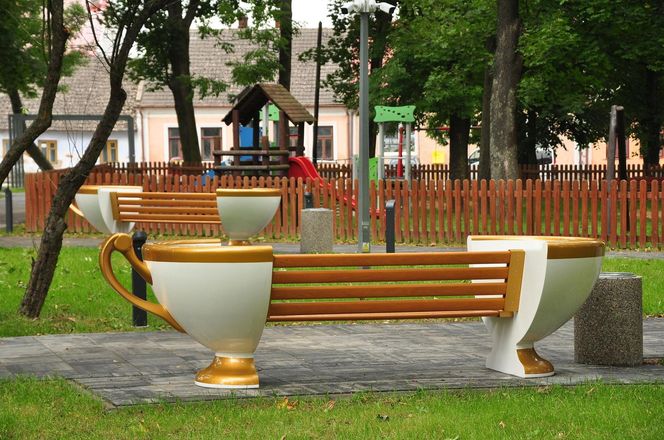 Ławki w kształcie filiżanek w okolicy rynku