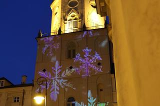 Wieża Trynitarska w Lublinie w świątecznej odsłonie. Na jej elewacji można podziwiać wyjątkową iluminację