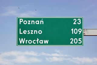 Jaki punkt odniesienia mają znaki drogowe wskazujące miejscowości? Wszystko wyjaśnia rozporządzenie! 