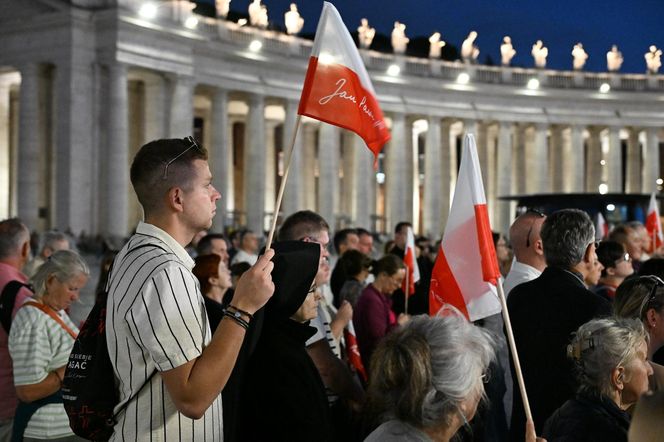 Zło dobrem zwyciężaj. Setki osób czuwały w Watykanie w rocznicę wyboru Jana Pawła II