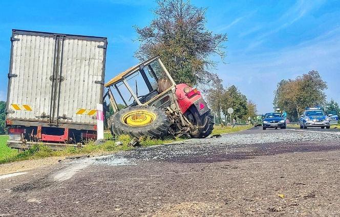 Zderzenie osobówki z ciągnikiem rolniczym na DK nr 63