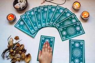 TAROT. ARKANA WIELKIE. Co oznacza karta VIII Sprawiedliwość?