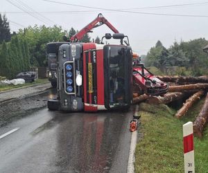 Wypadek w Mircu! Przewróciła się ciężarowka z drewnem, uszkodziła gazociąg