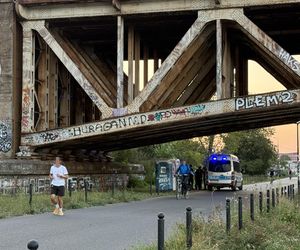 Wypadek na Bulwarach Wiślanych. 15 latka spadła z mostu.