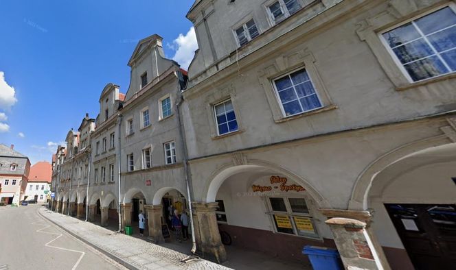 Ta wieś jest ozdobą Dolnego Śląska. Są tu słynne drewniane domy tkaczy 