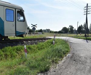 Łukasz miał tylko kilometr do domu. Zginął pod kołami pociągu na niestrzeżonym przejeździe