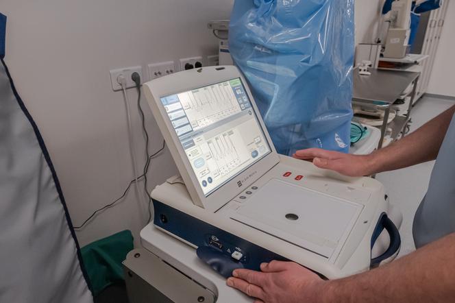 Pierwszy w Polsce pacjent z defibrylatorem, który łączy się...ze smartfonem!