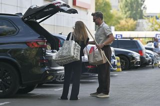 Agnieszka Kaczorowska i Marcin Rogacewicz z kijkiem wychodzą z treningu