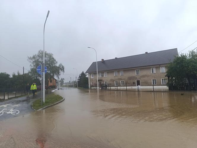 Zagrożenie powodziowe. Głuchołazy. Woda przelała się przez wały. Zalewa miasto