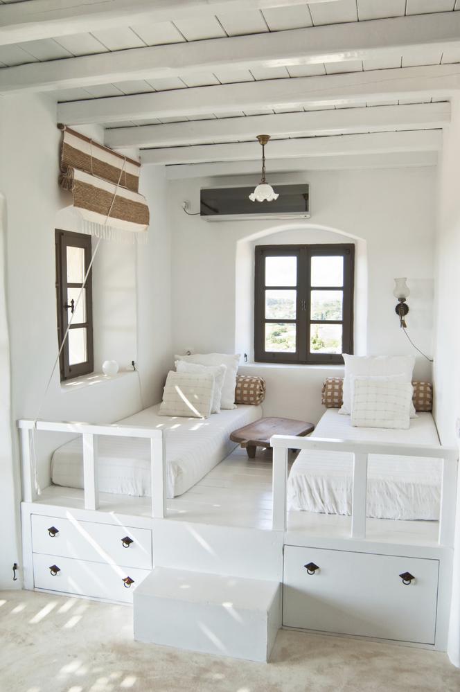 Biała sypialnia z podestem