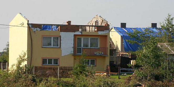 Domy jednorodzinne zniszczone przez nawałnicę