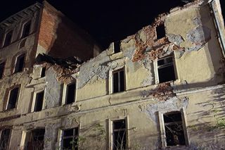 Ściana zawaliła się na drogę