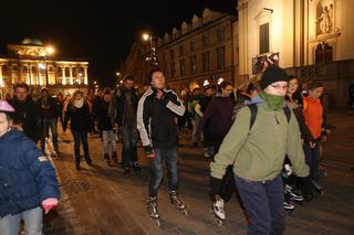 Nightskating. Warszawiacy przejechali stolicę na rolkach [Zdjęcia]