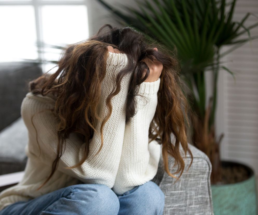 Kobieta cierpi na migrenę