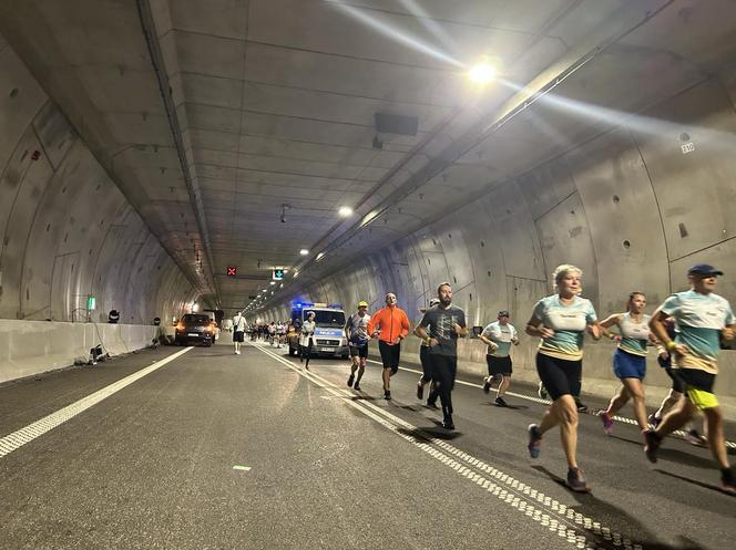 Rowerzyści i biegacze w tunelu