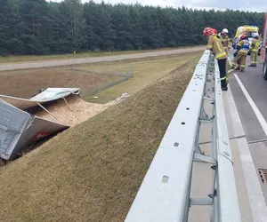 Cieżarówka spadła z wiaduktu na trasie DK61! Na miejscu działają służby. ZDJĘCIA