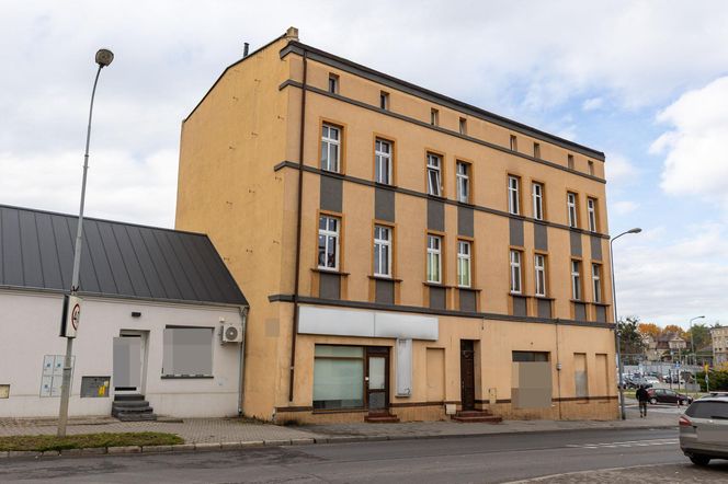 Ciało Adama znaleźli w mieszkaniu w Śremie. Obok była jego córeczka.