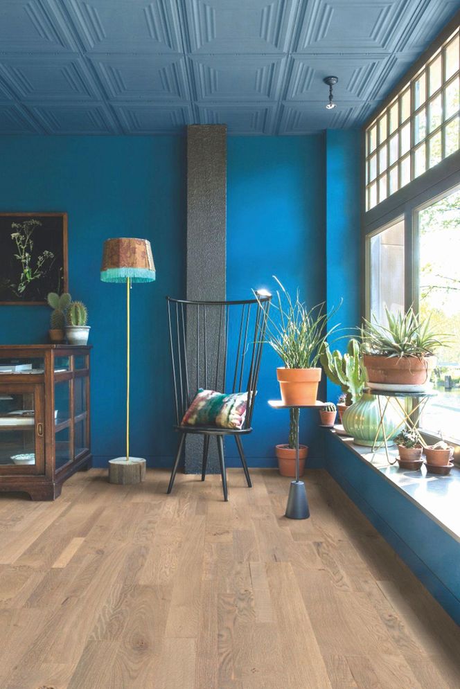 Wnętrza z podestami i podłogą na różnych poziomach