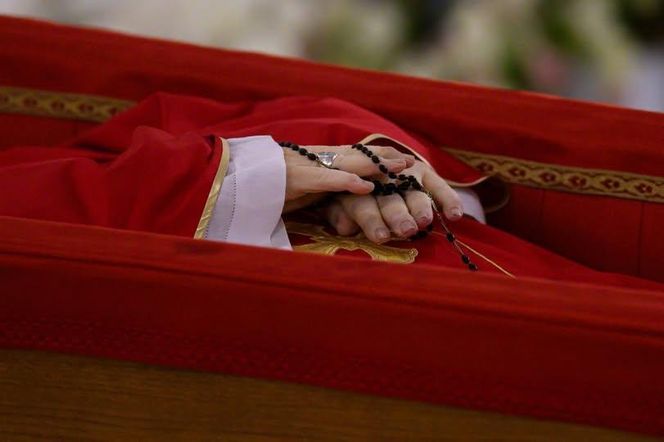 Watykan: zamknięto trumnę z ciałem Franciszka