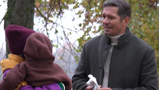 Na Wspólnej, odc. 3958. Alan (Jakub Wiszniewski), Wiola (Patrycja Franczak), Alanek junior (Ksawery Górski) 