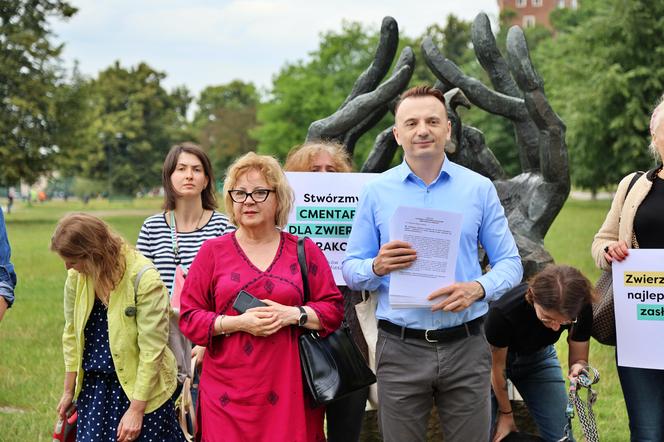 Stowarzyszenie Kraków dla Mieszkańców stworzyło petycję ws. budowy cmentarza dla zwierząt w Krakowie