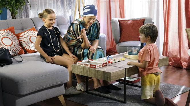 Barwy szczęścia, odc. 2195. Iza (Agnieszka Warchulska), Paulinka (Lena Jastrzębska), Ksawery (Bartosz Gruchot)	