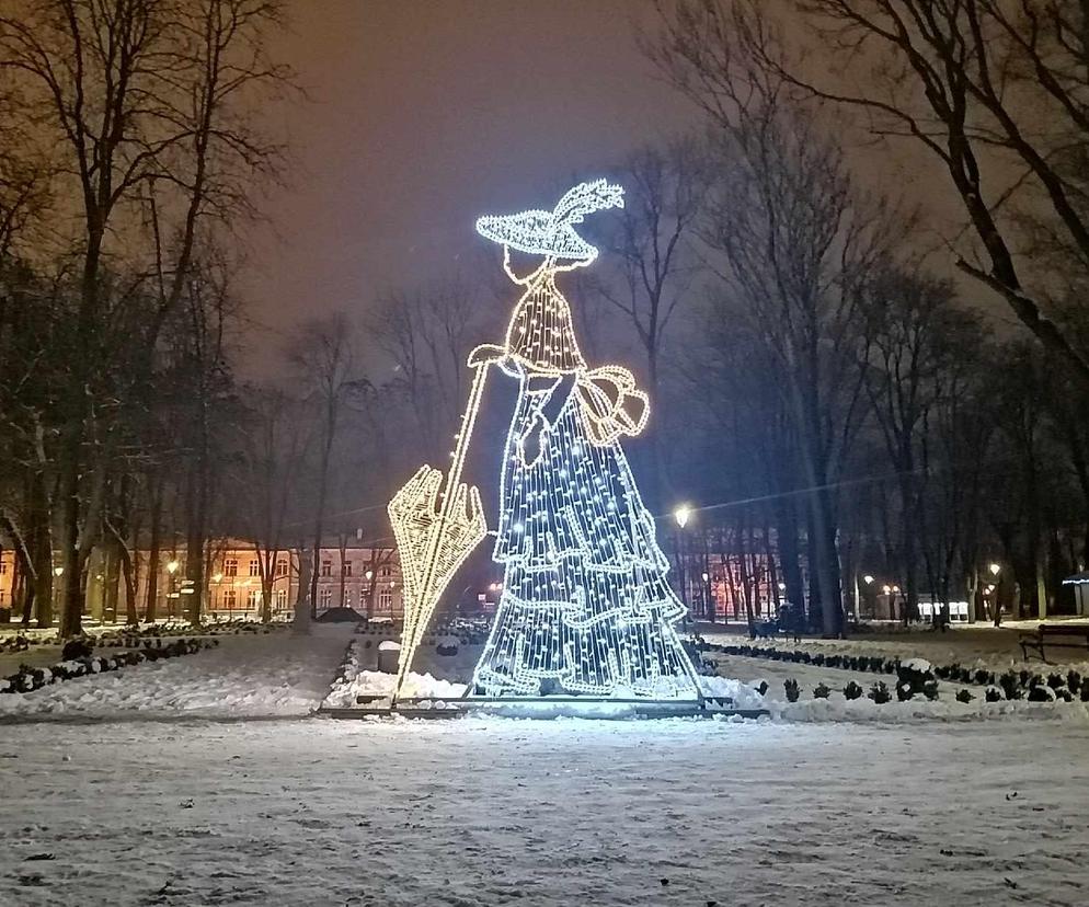 Choinka miejska i inne iluminacje świąteczne w Siedlcach już rozświetlone! Nowe ozdoby rozbłysły w parku Aleksandria!