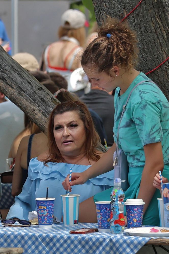 Katarzyna Skrzynecka. Zabrała rodzinę na targ śniadaniowy w kusych szortach