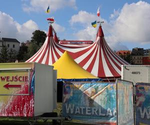 „Waterland”, czyli cyrk na wodzie w Lublinie. Na Błoniach pod Zamkiem rozłożono namiot cyrkowy