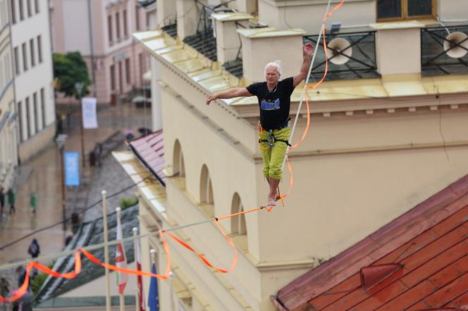   Urban Highline Festival 2023 w Lublinie. Slacklinerzy robią cuda na linach!