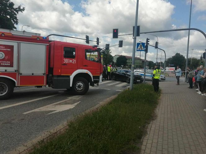 Kolizja na Sokołowskiej w Siedlcach. Jedno auto przewróciło się na bok