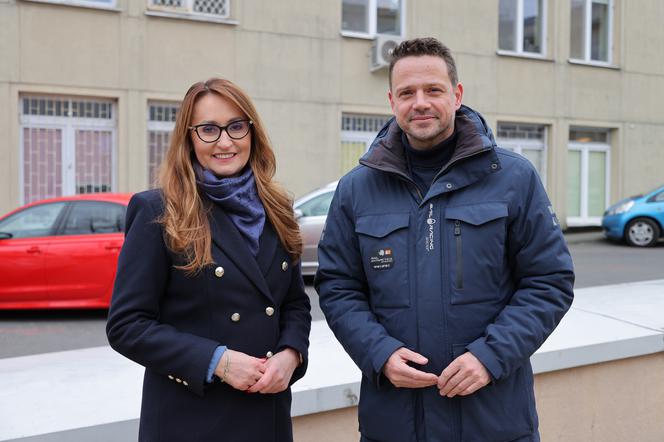 Warszawa zatrudnia medyków z Ukrainy. Konferencja Rafała Trzaskowskiego pod Szpitalem Bielańskim.