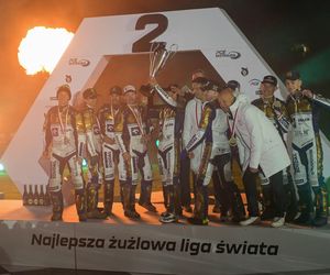 Ceremonia wręczenia trofeum po finale PGE Ekstraligi. Tak cieszył się PRES Toruń!
