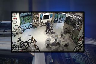 Zuchwała kradzież w Poznaniu. Rower za 80 tys. zł zniknął ze sklepu  [WIDEO]