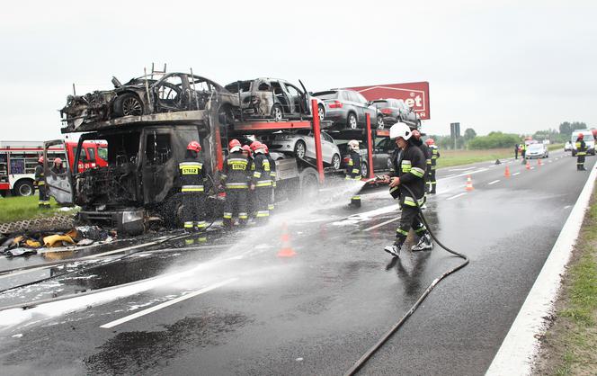 Pożar lawety z luksusowymi samochodami