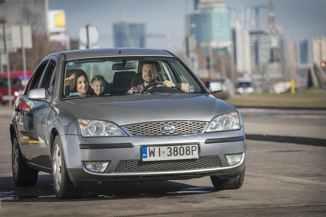 Polacy są zbyt wygodni. Zamiast podejść do sklepu, wolą pojechać autem