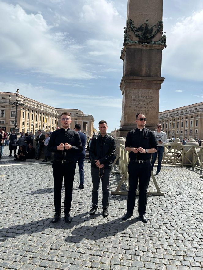 Smutek i modlitwa na placu św. Piotra w Watykanie. Wierni żegnają papieża Franciszka [ZDJĘCIA]