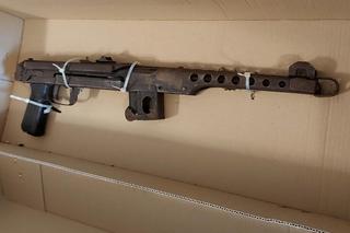 Arsenał w psiej budzie! Wnuczek niechcący odnalazł pamiątki dziadka